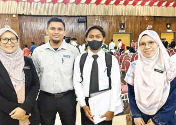 ARIF Mahmudi Shamsul (dua kanan) bersama Sharifah Daud (kanan) serta Ketua Jabatan Kejuruteraan Elektrik PTSB, Ida Safinar Aziz (kiri) dan Ketua Unit Pengurusan Psikologi PTSB, Mohd. Hanif Hafizri Jalil ketika sesi pendaftaran pelajar baharu politeknik itu di Kulim.