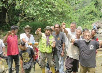 PENDUDUK menunjukkan air Sungai Tosen yang keruh setiap kali selepas hujan lebat melanda Kampung Jerek, Gua Musang, Kelantan. – UTUSAN/AIMUNI TUAN LAH