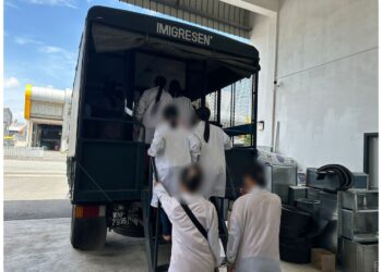 Jabatan Imigresen menyerbu dua kilang peranti elektronik di Johor Bahru dan menahan 78 warga asing yang bekerja tanpa permit sah dan menyalahgunakan pas lawatan sosial.
