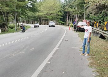 SITI Khadijah Awi menunjukkan ‘selekoh maut ‘ di Kampung Jasa Sepakat, Pekan Nanas yang banyak berlaku kemalangan termasuk meragut nyawa di Pekan Nanas, Pontian, Johor. – UTUSAN/MUHAMMAD ZIKRI