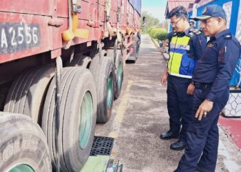 ZAMRI Samion (kiri) memeriksa sebuah lori dalam operasi khas kenderaan perdagangan di Stesen Penguat Kuasa JPJ Bukit Besi, Dungun, semalam. – UTUSAN/NIK NUR IZZATUL HAZWANI NIK ADNAN