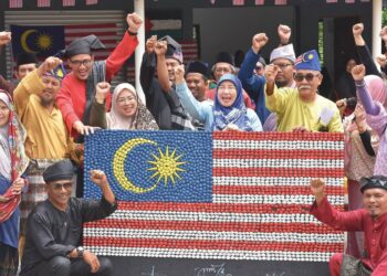 JALUR Gemilang yang dihasilkan menggunakan cangkerang kerang dan siput oleh nelayan dan penduduk Kampung Pulau Sebatang, Pontian , Johor, baru-baru ini.