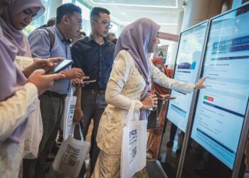 PENJAWAT awam menyemak kadar gaji baharu masing-masing di reruai Kalkulator Gaji di Pusat Konvensyen Antarabangsa Putrajaya (PICC), Putrajaya, semalam. – UTUSAN/FAIZ ALIF ZUBIR