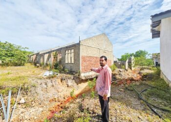 ABDUL Halim Mohamed melihat keadaan rumah yang gagal disiapkan syarikat pemaju di Taman Sri Purnama Fasa Tiga, Kampung Gong Chempedak, Marang, Terengganu, semalam. – UTUSAN/ZAID MOHD. NOOR