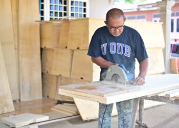 OMAR Mohamed melakukan kerja-kerja membuat keranda di bengkelnya di Kampung Padang Kemunting, Batu Rakit, Kuala Nerus, semalam. –  UTUSAN/PUQTRA HAIRRY ROSLI