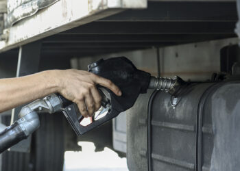 TERDAPAT stesen-stesen minyak bersubahat dengan sindiket kegiatan penyelewengan diesel bersubsidi. - UTUSAN/FARIZ RUSADIO