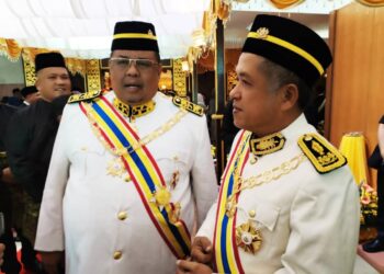 AB. Rauf Yusoh berbual dengan Ketua Pengarah JKR, Datuk Roslan Ismail selepas Istiadat Penganugerahan Darjah, Bintang dan Pingat Kebesaran Melaka di Balai Istiadat, Seri Negeri, Ayer Keroh, Melaka. UTUSAN/AMRAN MULUP
