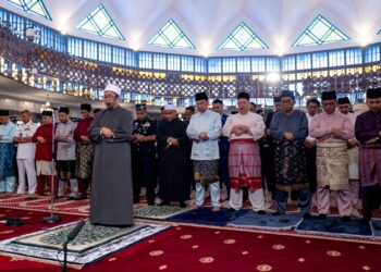 ANWAR Ibarhim  bersama lebih 2,000 jemaah menunaikan solat Jumaat dan solat jenazah ghaib atas pemergian Pengerusi Biro Politik Hamas, Ismail Haniyeh di Masjid Negara, semalam.