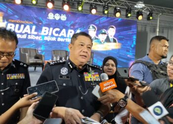 AZIZI Mat Aris ketika sidang akhbar selepas program 'Bual Bicara dan Jenayah Buli Siber, Bijak Bertindak' sempena Bazar Buku Perak di Pusat Konvensyen Ipoh hari ini. - UTUSAN