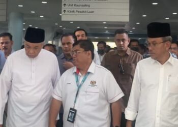 ZAHID HAMIDI mendengar penerangan daripada Dr. Muhammad Nizam Subaher ketika melawat Sharifah Azizah di Hospital Enche Besar Hajjah Khalsom Kluang, hari ini.