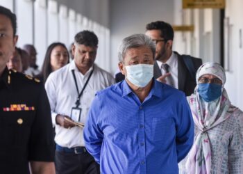 BEKAS Panglima Tentera Laut Diraja Malaysia, Zainal Abdul Manaf membuat pengakuan atas dua pertuduhan di Mahkamah Sesyen Kuala Lumpur. - UTUSAN/M. FIRDAUS M. JOHARI