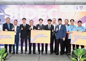 Pemenang Pameran dan Pertandingan Antarabangsa Rekacipta dan Inovasi Siswa bergambar selepas majlis penyampaian hadiah di UiTM Shah Alam, Selangor, semalam. – UTUSAN / ABDUL RAZAK IDRIS
