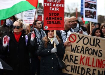 PENUNJUK perasaan pro-Palestin membawa sepanduk mendesak UK menghentikan eksport senjata ke Israel semasa demonstrasi di London.- AGENSI