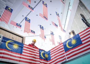 CARA paling mudah dan murah menzahirkan semangat jiwa merdeka adalah dengan membeli 
dan memasang bendera di premis masing-masing. – UTUSAN/FAIZ ALIF ZUBIR