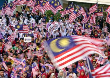 Pelajar mengibarkan Jalur Gemilang pada Program Pentarama X Kelab Malaysiaku sempena Sambutan Bulan Kebangsaan 2024 di SMK Putrajaya Presint 5 (1) di sini, semalam.- UTUSAN/FAISOL MUSTAFA