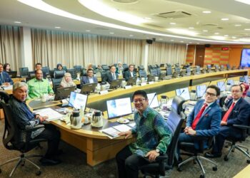 Timbalan Perdana Menteri, Datuk Seri Dr Ahmad Zahid Hamidi  bersama Menteri Pembangunan Usahawan dan Koperasi, Datuk Ewon Benedick (tiga dari kanan) dan Timbalan Menteri Pembangunan Usahawan dan Koperasi , Datuk Ramanan Ramakrishnan (dua dari kiri) serta Ketua Pegawai Eksekutif SME Corp., Rizal Nainy (dua dari kanan) dalam Mesyuarat Sekretariat Majlis Pembangunan Usahawan dan PMKS di Ibu Pejabat SME Corp., Platinum Sentral di sini, hari ini.-UTUSAN/MUHAMAD IQBAL ROSLI
