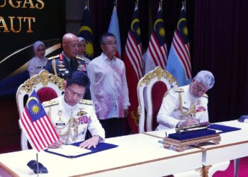 ABDUL Rahman Ayob (kiri) dan Zulhelmy Ithnain menandatangani dokumen serah terima tugas di Auditorium Wisma Pertahanan di ibu negara hari ini.