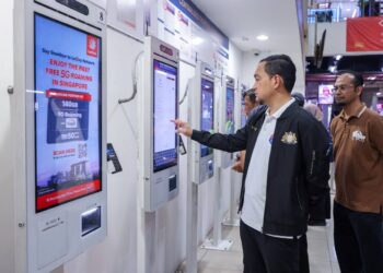 ONN Hafiz Ghazi memeriksa perkhidmatan yang disediakan terminal pengangkutan awam Larkin Sentral di Johor Bahru, di sini.