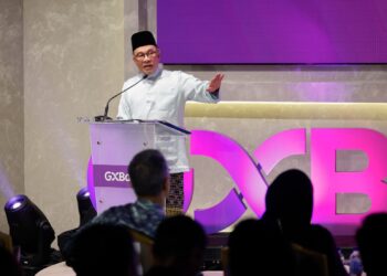 ANWAR Ibrahim dalam ucapan perasmian ibu pejabat GXBank & pelancaran pusat kecemerlangan di sini hari ini. -SHIDDIEQIIfN ZON