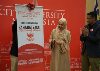 ROSNIZAH Shaari (kiri) ketika perasmian program Sahabat Zakat City U.