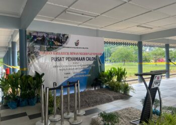 PERSIAPAN tempat untuk proses penamaan calon Pilihan Raya Kecil (PRK) Dewan Undangan Negeri (DUN) Nenggiri di Dewan Perdana, Kompleks Perdana, Majlis Daerah Gua Musang, Kelantan berjalan dengan baik.-UTUSAN/AIMUNI TUAN LAH.