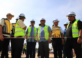 ALEXANDER Nanta Linggi (tiga kanan) semasa turun padang melihat perkembangan terkini Projek Penggantian Jambatan FT008/342/80 Sungai Durian, Kuala Krai, Kelantan hari ini-UTUSAN/KAMARUL BISMI KAMARUZAMAN.