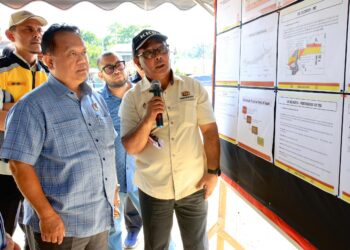 ALEXANDER Nanta Linggi (kiri) diberikan taklimat oleh Pengarah JKR Kelantan Suhaili Ismail sem,asa turun padang meninjau rojek Penggantian Jambatan FT008/342/80 Sungai Durian, Kuala Krai, Kelantan-UTUSAN/KAMARUL BISMI KAMARUZAMAN.