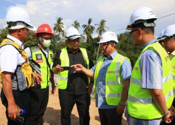 ALEXANDER Nanta Linggi (dua kanan) diberikan taklimat berkait perkembangan projek Penggantian Jambatan FT008/342/80 Sungai Durian, Kuala Krai, Kelantan-UTUSAN/KAMARUL BISMI KAMARUZAMAN.