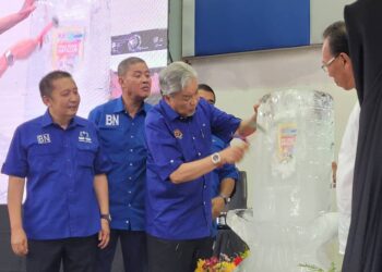 AHMAD Zahid Hamidi (tiga dari kiri) memecahkan bongkah ais sebagai menyempurnakan gimik Pelancaran Program Pra Tahfiz Kemas Negeri Kelantan di Dewan Besar Taman Agropolitan Rantau Manis di Gua Musang, Kelantan hari ini. UTUSAN/MUSTAQIM MOHAMED.