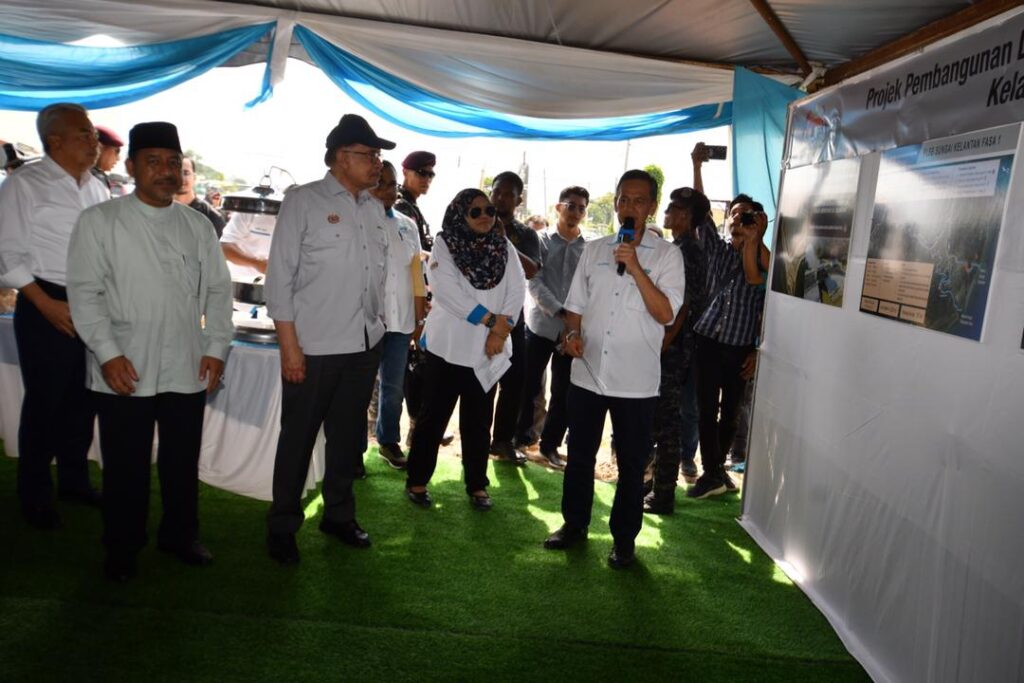 Anwar lawat projek PLSB Sungai Kelatan fasa 1 Anwar lawat projek PLSB Sungai Kelatan fasa 1