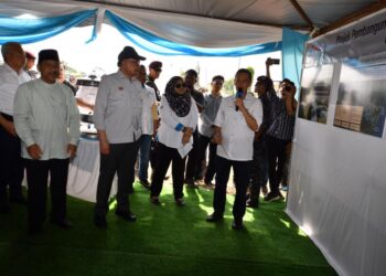 ANWAR Ibrahim (dua kiri) diberikan taklimat berkait perkembangan terkini Projek Pembangunan Lembangan Sungai Bersepadu (PLSB) Sungai Kelantan Fasa 1 di Tunjong, Kota Bharu, Kelantan-UTUSAN/ROSMIZAN RESDI.