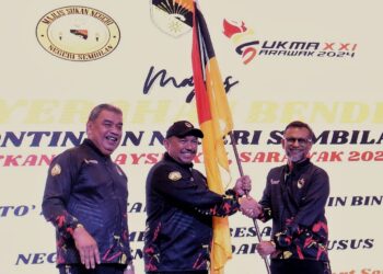 MOHD. Zafir Ibrahim (tengah) menyerahkan bendera Negeri Sembilan kepada Mustapha Nagoor pada Kem Fasa Akhir Kontinjen Negeri Sembilan Ke Sukma Sarawak 2024 di Seremban hari ini.-UTUSAN/MOHD. SHAHJEHAN MAAMIN.