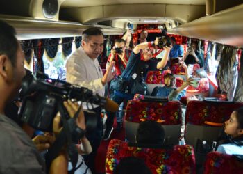 Menteri Pengangkutan, Anthony Loke Siew Fook ketika hadir pada Program Pemantauan Operasi Khas Bersepadu Kenderaan Pelancongan Dan Kenderaan Perkhidmatan Awam di Stesen Penguatkuasa Gombak di sini hari ini. UTUSAN/SYAKIR RADIN