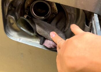 TANGKI tambahan pada sebuah MPV yang diubaisuai untuk tujuan penyeludupan bahan api petrol ke negara jiran.