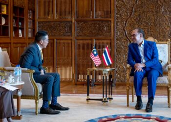 ANWAR Ibrahim menerima kunjungan hormat Menteri Luar Thailand, Maris Sangiampongsa di Putrajaya semalam. -FACEBOOK ANWAR IBRAHIM