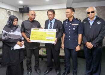 MEOR Chek Hussein Mahayuddin (dua dari kanan) menyampaikan cek sumbangan Respa kepada Azhar Khaiden di IPD Tapah hari ini. - UTUSAN/MUHAMAD NAZREEN SYAH MUSTHAFA