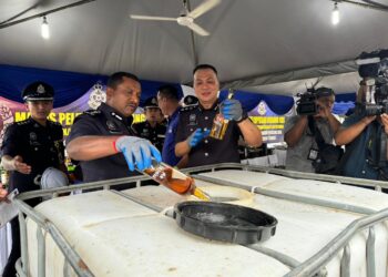 KETUA Polis Selamgor, Datuk Hussein Omar Khan (kiri) dan Asisten Komisioner Sharulnizam Jaafar ketika Majlis Pelupusan Barang Kes IPD PJ di Balai Polis Ara Damansara hari ini.