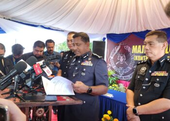 KETUA Polis Selangor, Datuk Hussein Omar Khan (kiri) dan Asisten Komisioner Sharulnizam Jaafar ketika sidang media pada Majlis Pelupusan Barang Kes IPD PJ di Balai Polis Ara Damansara hari ini.