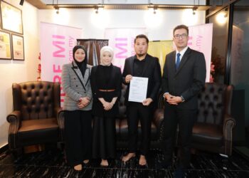 ADNAN (kanan) bersama pengasas Cubre Mi Afzalizah (dua  dari kiri) bersama fail saman yang dikemukakan terhadap defendan.