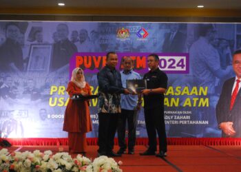 ADLY Zahari menyampaikan geran kepada seorang usahawan veteran ATM pada perasmian PUVET ATM Melaka di A' Famosa Resort, Alor Gajah, Melaka. - UTUSAN/AMRAN MULUP