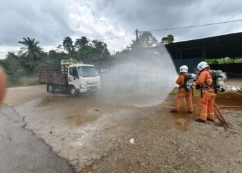 PASUKAN bomba melakukan semburan di lokasi kebocoran gas ammonia di Jalan Stesyen Kuala Sawah, Kampung Sega, Rantau, Seremban pagi tadi.-GAMBAR/IHSAN BOMBA