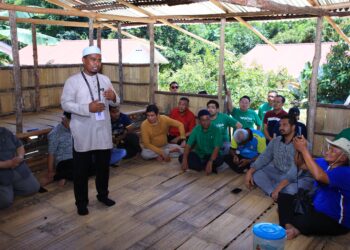 MOHD. Rizwadi Ismail semasa memperkenalkan diri sebagai calon Bersatu yang menggunakan simbol Pas semasa bertemu masyarakat Orang Asli di Kampung Langsat, Gua Musang, Kelantan semalam-UTUSAN/KAMARUL BISMI KAMARUZAMAN.