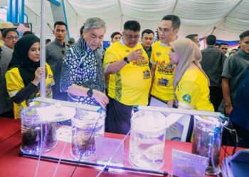 AHMAD ZAHID Hamidi ditemani Ketua Menteri Melaka, Datuk Seri Ab. Rauf Yusoh melihat sebuah gerai pameran pada Majlis Penutup KUD @ Festival D’ Bendang Melaka 2024 di Kem Benteng Negara, Jasin, Melaka. - UTUSAN/AMRAN MULUP