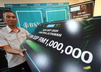 MOHD. Azhar Mohd. @ Man memenangi hadiah RM1 juta selepas terpilih sebagai pemenang Cabutan Jutawan BSN SSP ke-102 di Alor Setar.