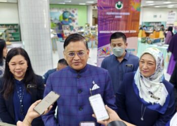 MOHD. Arifin Mohd. Arif (dua kiri) semasa sidang akhbar sempena perasmian program Minggu Perpustakaan di Keningau semalam.