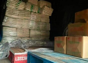 GULA dan minyak yang berjaya dirampas dalam serbuan di Kampung Bechah Resak, Chabang Empat, Tumpat, Kelantan.