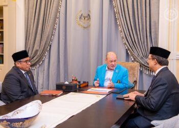 Sultan Ibrahim (tengah) terima menghadap KSN baharu Datuk Seri Shamsul Azri dan mantan KSN Tan Sri Mohd Zuki Ali hari ini. - FACEBOOK SULTAN IBRAHIM