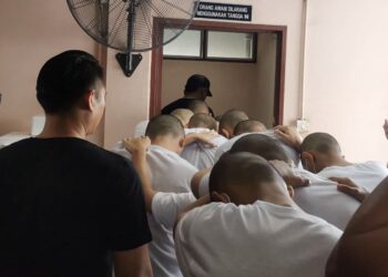 KESEMUA pelajar diiiring keluar daripada Mahkamah Tinggi, Lahad Datu hari ini