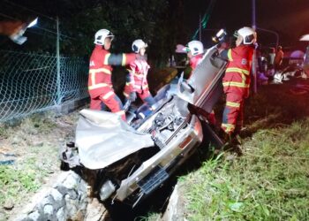 KEADAAN kemalangan membabitkan sebuah kereta dan sebuah jengkaut mengakibatkan dua terbunuh dalam kejadian di Kampung Gelam, Port Dickson, awal pagi tadi.GAMBAR/IHSAN POLIS