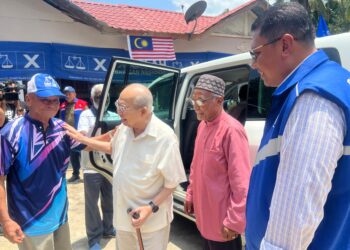 TENGKU Razaleigh Hamzah (dua dari kiri) bersama peneroka di Rancangan Kemajuan Tanah (RKT) Kesedar Jeram Tekoh di Gua Musang, Kelantan hari ini.UTUSAN/AIMUNI TUAN LAH
